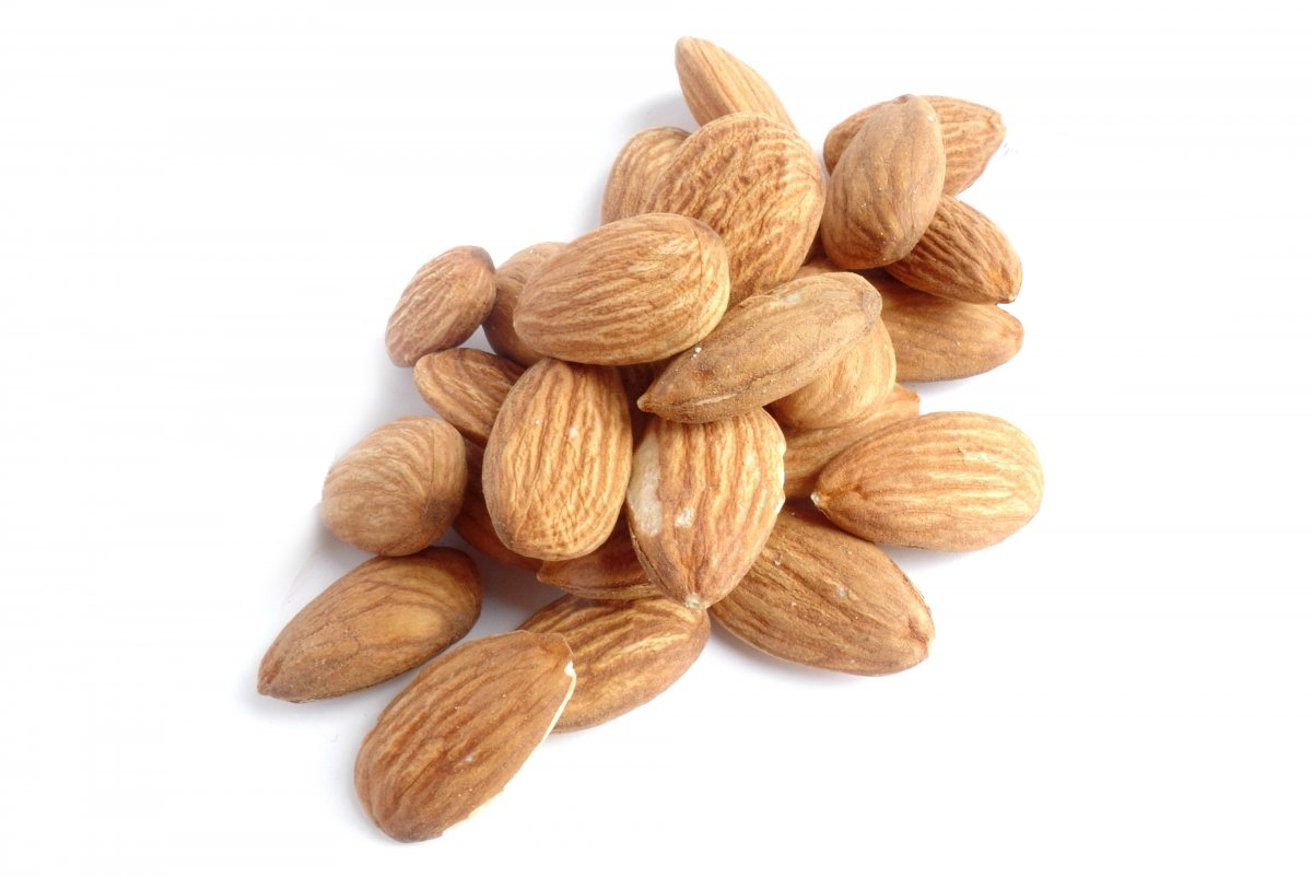 Service-1-min (1) un punado de almendras con su piel de color marron